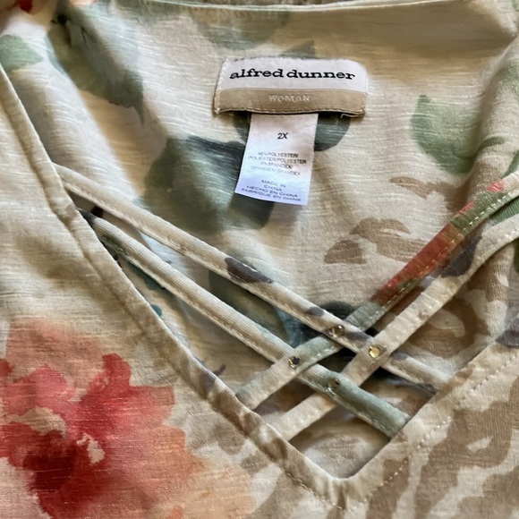 V neck floral top - Picture 2 of 2